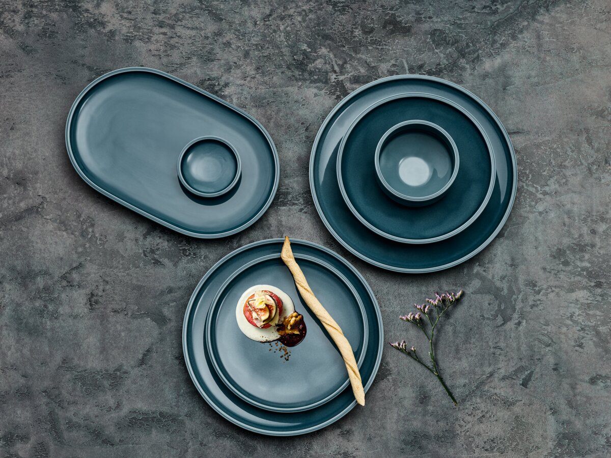 Schoenwald_COMPANION_Tableware_01_Mood-Glaze_PETROL-BLUE_Plates_Bowl_Food